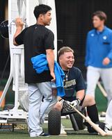 　１軍に合流した近藤（左）と談笑する山川（撮影・高石航平）