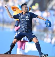 　始球式で投げる横浜Ｍ・水沼宏太（撮影・田中太一）