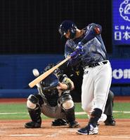 　５回、ソトは右越えにソロを放つ（撮影・佐々木彰尚）