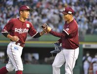 　５回、若月の右前打を捕球し、本塁に好返球して二走・中川圭をアウトにした岡島（左）を出迎える則本（撮影・吉澤敬太）