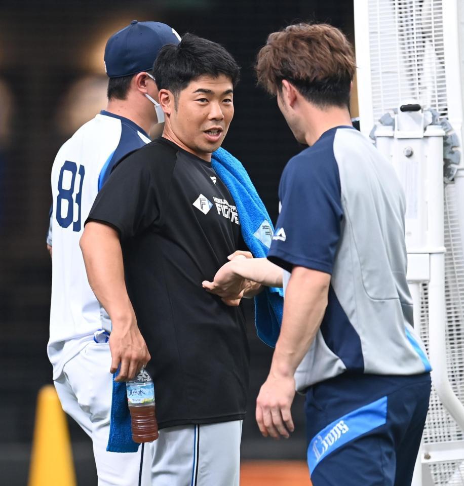 　１軍に合流し、外崎（右）に患部を確認される近藤（撮影・高石航平）