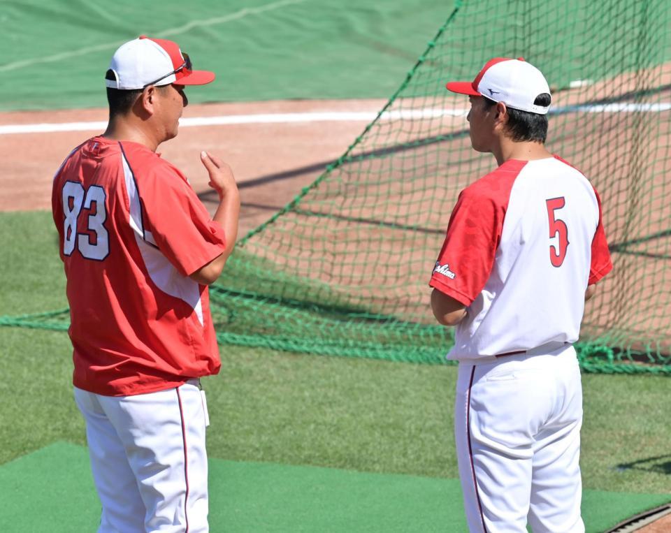 　朝山コーチ（左）と話をする長野（撮影・立川洋一郎）