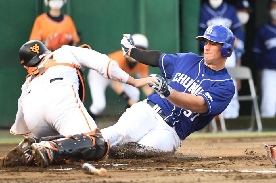 　２回、高橋周の左線二塁打で一走のＡ・マルティネスが本塁を狙うがタッチアウト（撮影・佐藤厚）