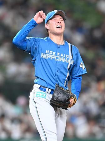 　１回、川越に四球を許し悔しがる吉田（撮影・高石航平）