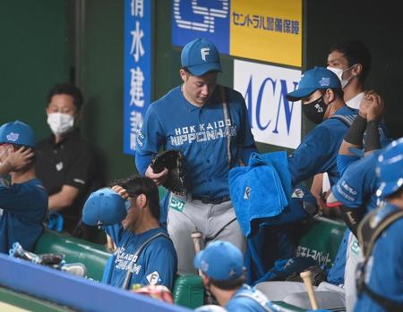 　３回３失点で降板となり、荷物を持ってベンチ裏に引き揚げる吉田（撮影・高石航平）