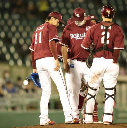 　５回、中川圭に２点タイムリーを許し、降板する岸（左端）＝撮影・坂部計介