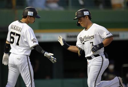 　４回、吉田正（右）は右越えに逆転２ランを放ち、ホームで中川圭に迎えられる（撮影・坂部計介）