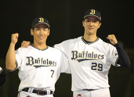 　ヒーローインタビューで笑顔を見せる吉田正（左）と田嶋（撮影・坂部計介）