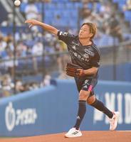 　始球式を行う横浜Ｍ・仲川輝人（撮影・堀内翔）