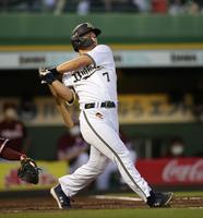 　４回、吉田正は右越えに逆転２ランを放つ（撮影・坂部計介）