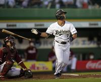 　４回、吉田正は右越えに逆転２ランを放つ（撮影・坂部計介）