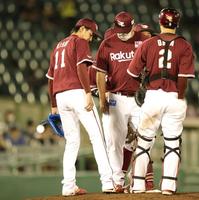 　５回、中川圭に２点タイムリーを許し、降板する岸（左端）＝撮影・坂部計介