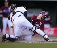 　２回、小深田の右翼線二塁打で太田（奥）が本塁を突き、先制点をあげる（撮影・坂部計介）