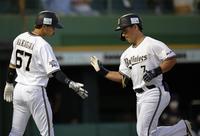 　４回、吉田正（右）は右越えに逆転２ランを放ち、ホームで中川圭に迎えられる（撮影・坂部計介）