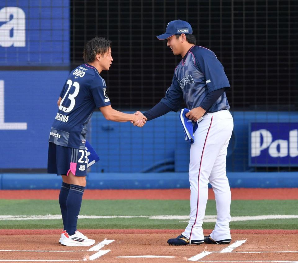 　山崎（右）と握手をする横浜Ｍ・仲川輝人（撮影・佐々木彰尚）