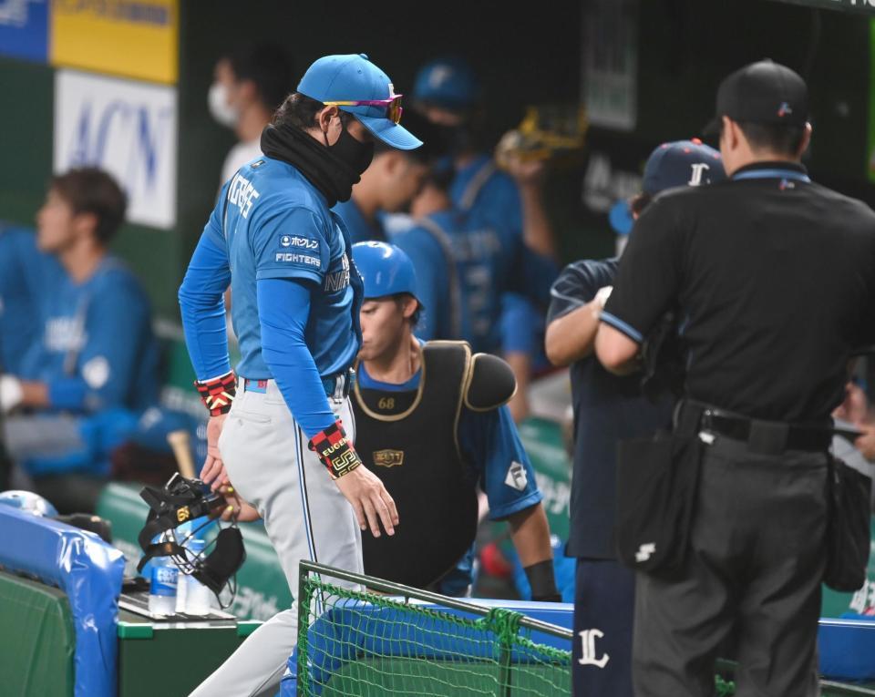 　吉田の交代を告げ、ベンチに戻る新庄ビッグボス（撮影・高石航平）