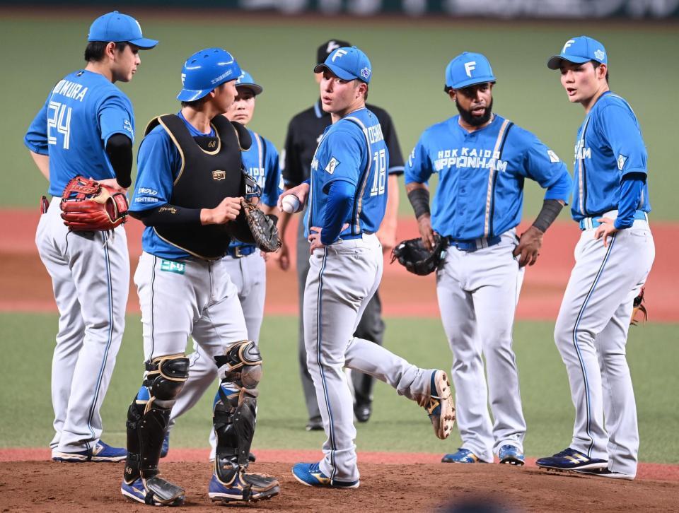 　３回、森に２打席連続適時打を許しマウンドに集まる吉田（中央）ら日本ハムナイン（撮影・高石航平）