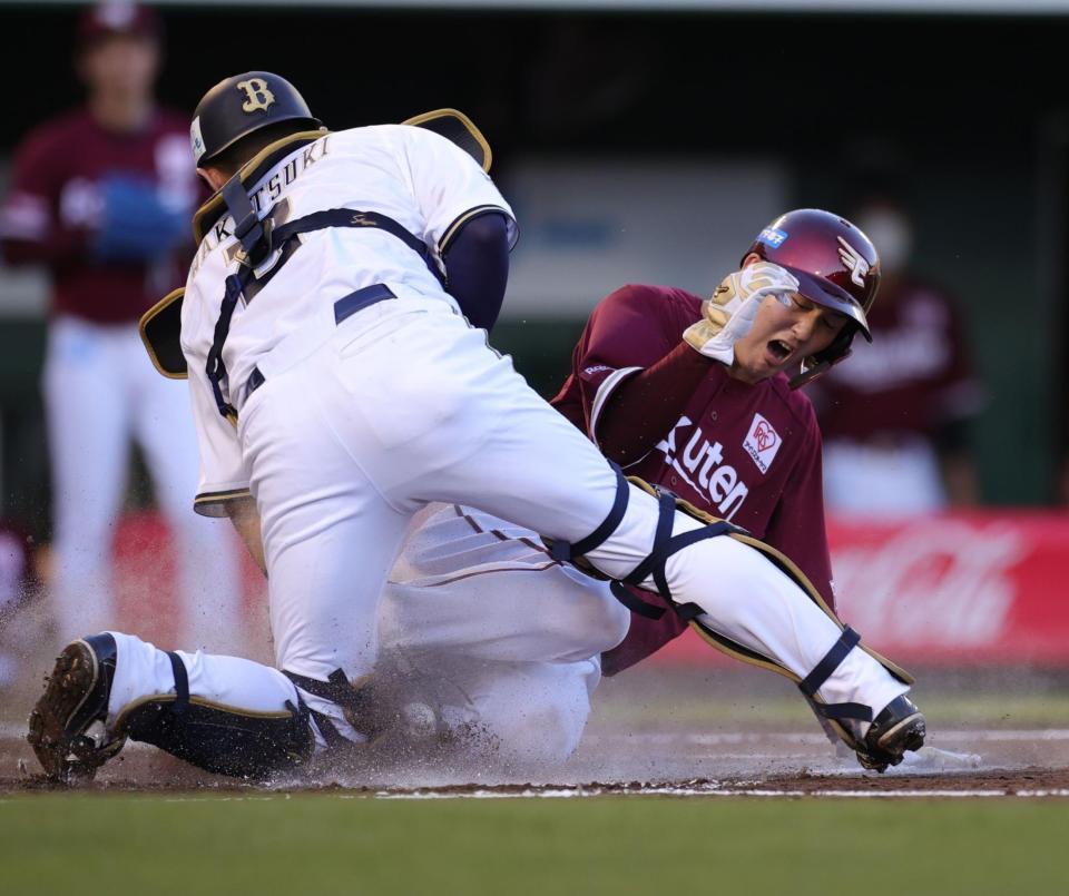 　２回、小深田の右翼線二塁打で太田（奥）が本塁を突き、先制点をあげる（撮影・坂部計介）