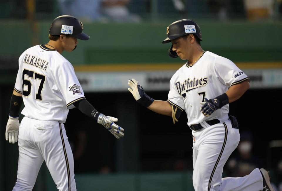 　４回、吉田正（右）は右越えに逆転２ランを放ち、ホームで中川圭に迎えられる（撮影・坂部計介）