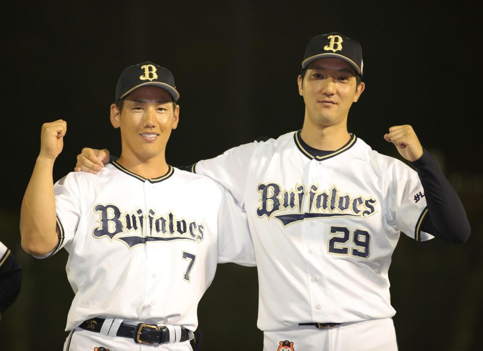 　ヒーローインタビューで笑顔を見せる吉田正（左）と田嶋（撮影・坂部計介）