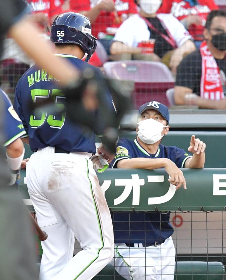 　４回、中村の中犠飛で生還した村上（左）を迎える高津監督（撮影・立川洋一郎）