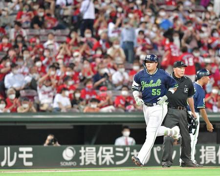 　９回、２打席連続の２９号２ランを放ちカープファンの拍手の中、ダイヤモンドを回る村上（撮影・立川洋一郎）