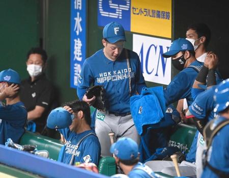 　３回３失点で降板し、荷物を持ってベンチ裏に引き揚げる吉田（撮影・高石航平）