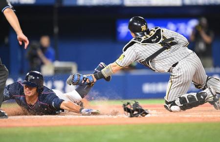 　９回、嶺井の右前適時打でサヨナラの生還を果たす二走・大田（左）＝撮影・堀内翔