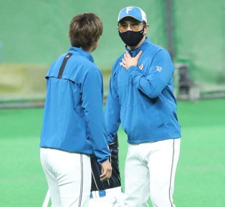 　サングラスをかけて田中（左）と話す山田コーチ（撮影・中島達哉）