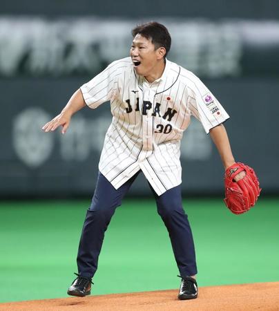 　始球式で登場し、バッターボックスに立った福田に投球を当ててしまったＵ１２日本代表監督の井端弘和氏（撮影・中島達哉）