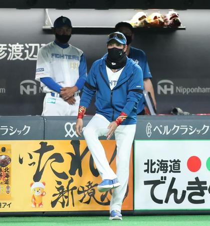 　始球式で球が当たった福田の足を心配する新庄ビッグボス（中央）＝撮影・中島達哉