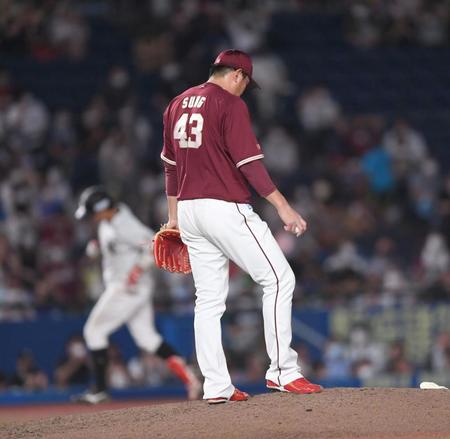 　８回、佐藤都（後方）に勝ち越しの右越えソロを打たれ肩を落とす宋（撮影・開出牧）