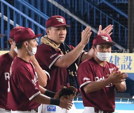 　６回終了後、ベンチの前で手をたたく田中将（撮影・堀内翔）