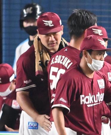 　６回、好リリーフを見せた鈴木翔を迎える田中将（撮影・堀内翔）