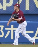 　試合前、外野でキャッチボールをする田中将（撮影・開出牧）