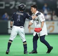 　始球式で投球した球が福田（左）に当たってしまい、謝るＵ１２日本代表監督の井端弘和氏（撮影・中島達哉）