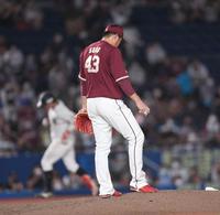 　８回、佐藤都（後方）に勝ち越しの右越えソロを打たれ肩を落とす宋（撮影・開出牧）