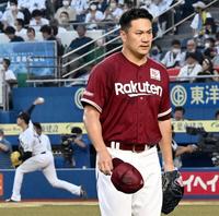 　ベンチに戻る田中将