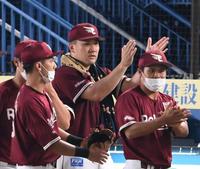 　６回終了後、ベンチの前で手をたたく田中将（撮影・堀内翔）