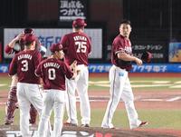 　６回途中で降板する田中将（右）＝撮影・堀内翔