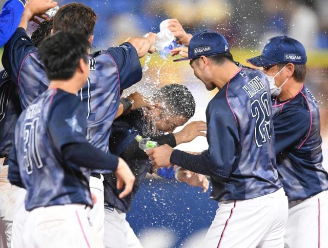 ＤｅＮＡ嶺井サヨナラ打４位浮上　大田の神走塁で阪神３タテ「長い腕伸ばした」