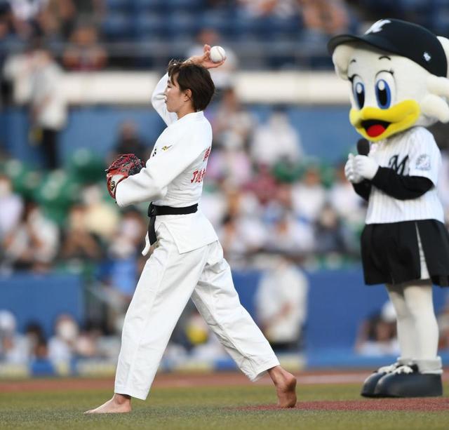 柔道の角田夏実がロッテ戦で始球式「普段は人を投げるので」気合の一球投じる