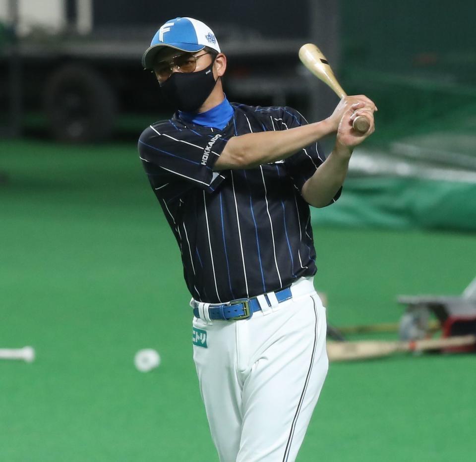 　サングラスをかけて素振りをする金子コーチ（撮影・中島達哉）