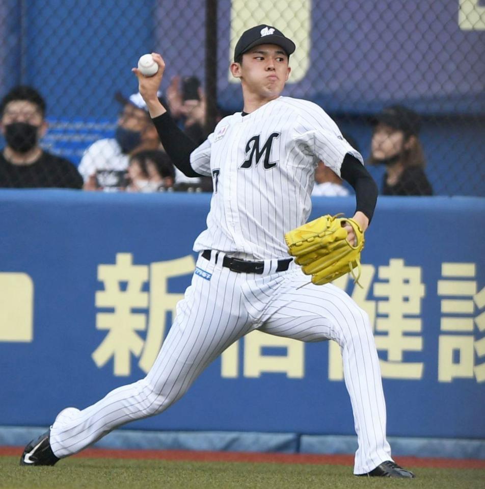 　試合前、外野でキャッチボールする佐々木朗（撮影・開出牧）