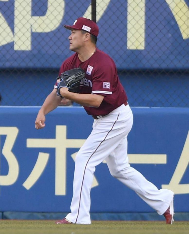 　試合前、外野でキャッチボールをする田中将（撮影・開出牧）