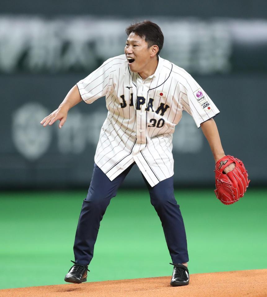 　始球式で登場し、バッターボックスに立った福田に投球を当ててしまったＵ１２日本代表監督の井端弘和氏（撮影・中島達哉）