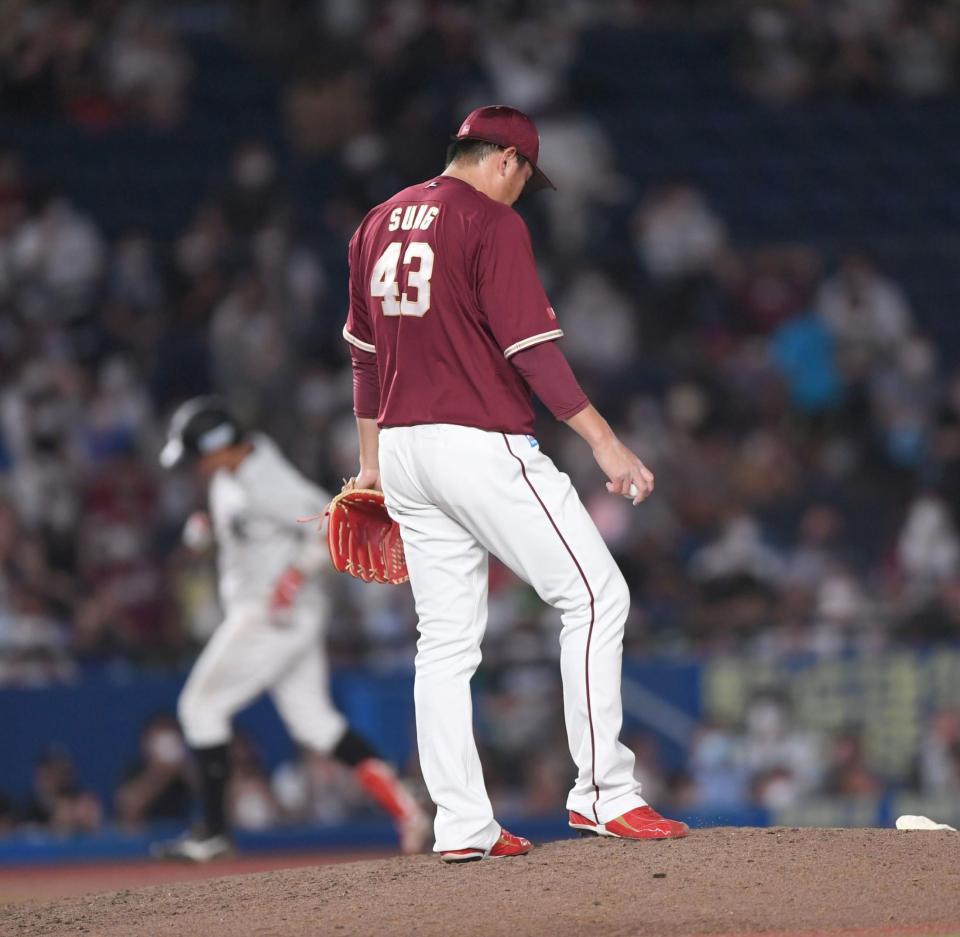 　８回、佐藤都（後方）に勝ち越しの右越えソロを打たれ肩を落とす宋（撮影・開出牧）