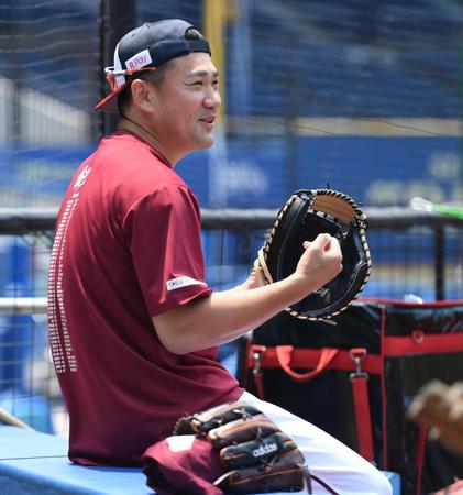 　試合前の練習に顔を出し笑顔を見せる田中将（撮影・開出牧）