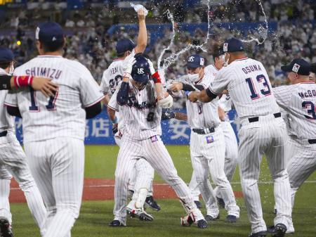 　１０回、サヨナラ打を放ち、ナインから祝福を受けるヤクルト・塩見（中央）。史上最速でマジックナンバーが点灯した＝神宮