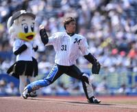 　始球式を務めるオートレーサー青山周平（撮影・開出牧）